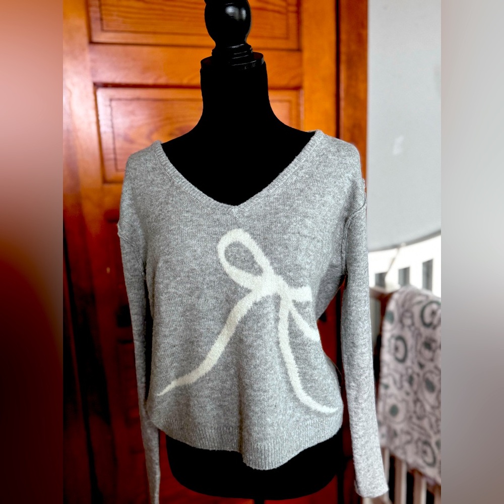 AE WHOA so soft v neck sweater. Size XS